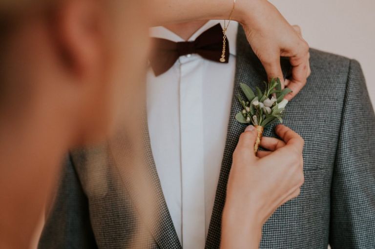 po której stronie butonierka ?